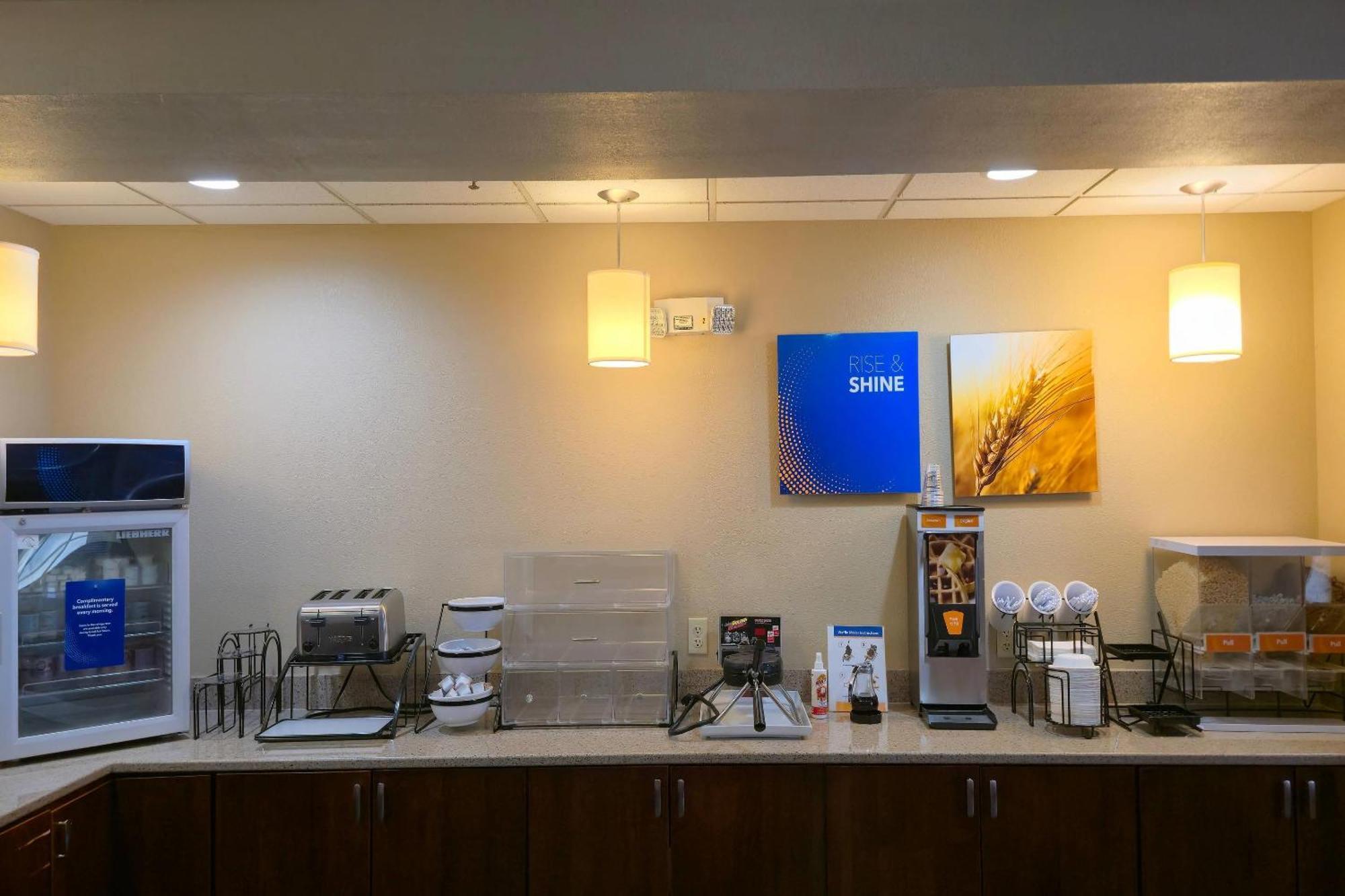 Comfort Inn&suites Grafton-cedarburg 2*