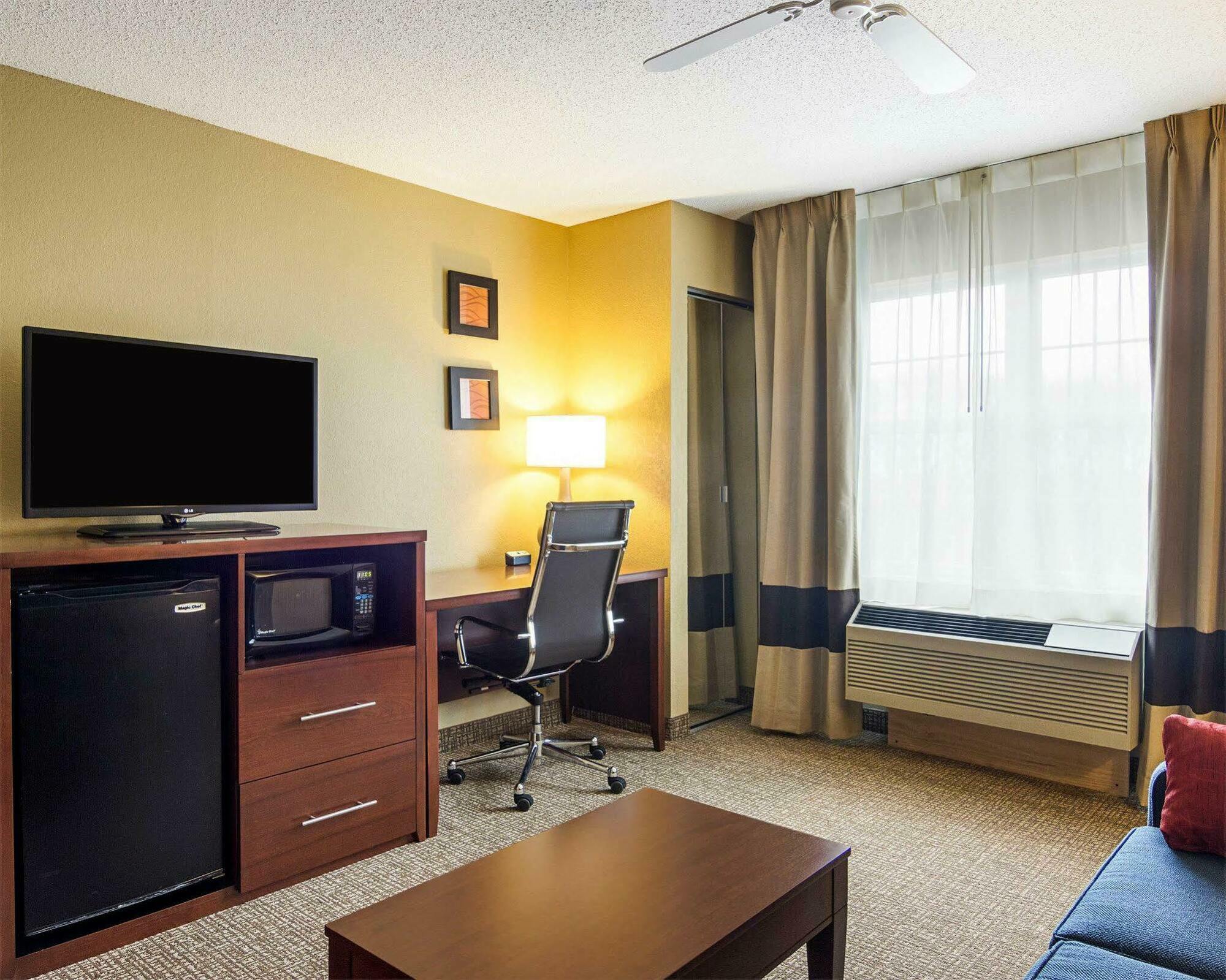 Comfort & Grafton-cedarburg Hotel